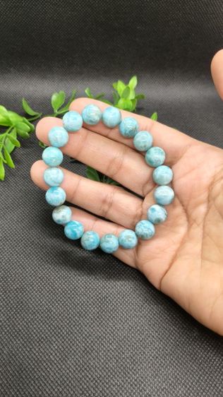 สร้อยข้อมือหินลาริมาร์สีฟ้าอ่อน11มิลธรรมชาติแท้ ลวดลายไม่ซ้ำใคร ผิวเนียนมันวาว เสริมโชคการงาน การค้า การเดินทาง ปลอบประโลมจิตใจ สวมใส่สวยทุกโอกาส รูปที่ 6
