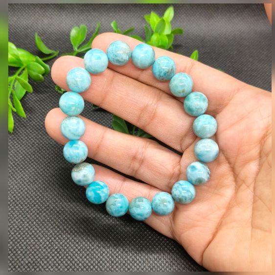 อัญมณี สร้อยข้อมือหินลาริมาร์สีฟ้าอ่อน11มิลธรรมชาติแท้ ลวดลายไม่ซ้ำใคร ผิวเนียนมันวาว เสริมโชคการงาน การค้า การเดินทาง ปลอบประโลมจิตใจ สวมใส่สวยทุกโอกาส