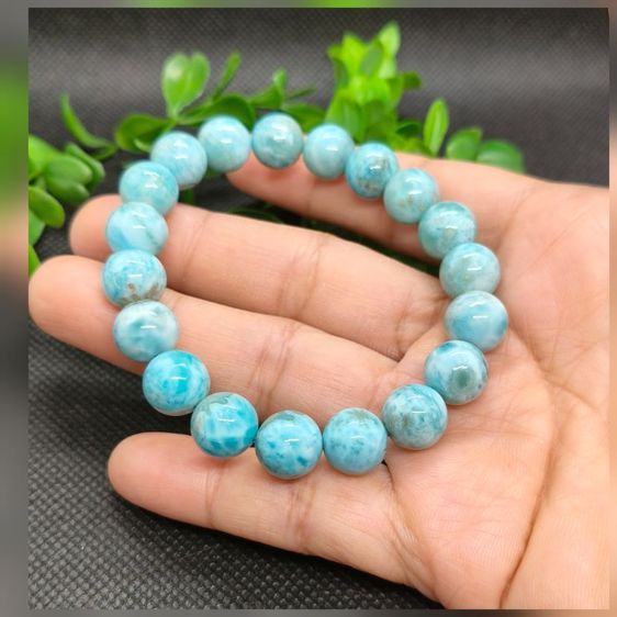 สร้อยข้อมือหินลาริมาร์สีฟ้าอ่อน11มิลธรรมชาติแท้ ลวดลายไม่ซ้ำใคร ผิวเนียนมันวาว เสริมโชคการงาน การค้า การเดินทาง ปลอบประโลมจิตใจ สวมใส่สวยทุกโอกาส รูปที่ 4