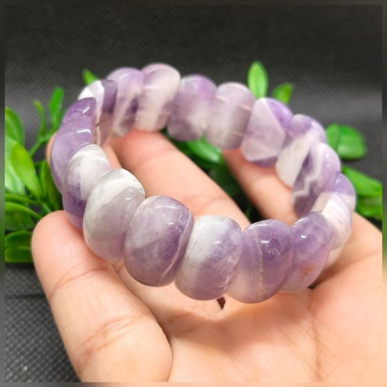 "สร้อยข้อมือหินอเมทิสต์แผ่นแท้ สีม่วงขาวลายธรรมชาติสวยงามค่ะ 💜 เชื่อกันว่าช่วยปลอบประโลมจิตใจ เพิ่มสมาธิ ปัดเป่าพลังงานลบ สวมใส่สวยหรู รูปที่ 3