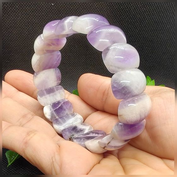 อัญมณี "สร้อยข้อมือหินอเมทิสต์แผ่นแท้ สีม่วงขาวลายธรรมชาติสวยงามค่ะ 💜 เชื่อกันว่าช่วยปลอบประโลมจิตใจ เพิ่มสมาธิ ปัดเป่าพลังงานลบ สวมใส่สวยหรู