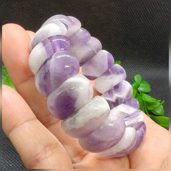 "สร้อยข้อมือหินอเมทิสต์แผ่นแท้ สีม่วงขาวลายธรรมชาติสวยงามค่ะ 💜 เชื่อกันว่าช่วยปลอบประโลมจิตใจ เพิ่มสมาธิ ปัดเป่าพลังงานลบ สวมใส่สวยหรู รูปที่ 4