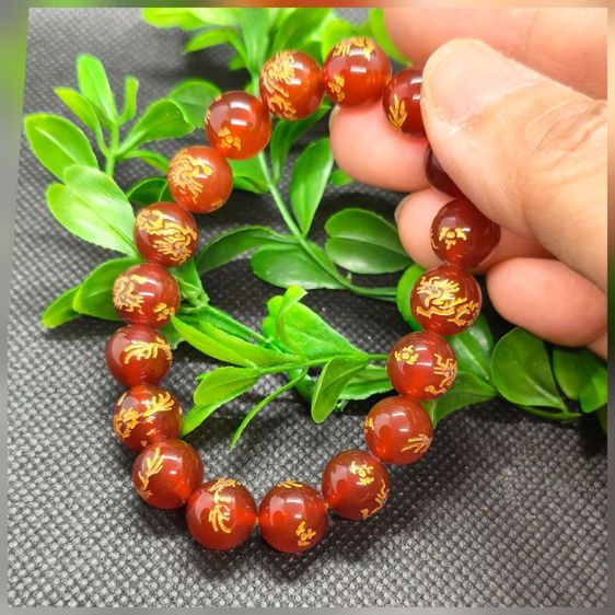 อัญมณี สร้อยข้อมือหินอาเกตสีแดง10มิลแท้ สลักรูปมังกรทองวาวสวย ลูกปัดกลมเนียน เสริมเฮง เสริมโชคเรียกทรัพย์ ปกป้องคุ้มครอง สวมใส่สวยทุกเพศ