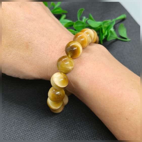 สร้อยข้อมือหินตาเสือสีทอง12มิลธรรมชาติแท้ ลายขนแมวชัดเจน ผิวเนียนประกายวาวสวย เสริมอำนาจบารมี ความมั่นใจ การงานก้าวหน้า ปัดเป่าอุปสรร รูปที่ 4