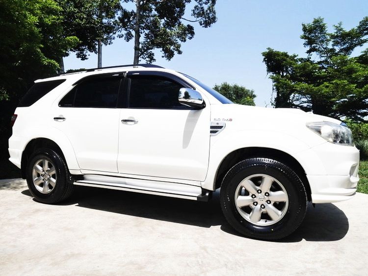 Toyota Fortuner 2010 3.0 V Utility-car ดีเซล ไม่ติดแก๊ส เกียร์อัตโนมัติ ขาว รูปที่ 2