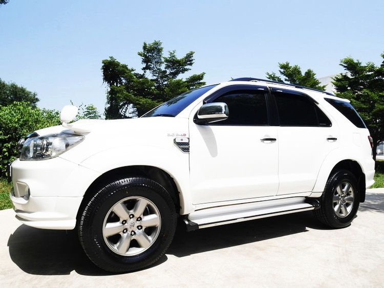 รถ Toyota Fortuner 3.0 V สี ขาว