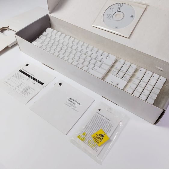 Vintage Apple Wireless Keyboard 2003 Model A1016 คีย์บอร์ดบลูทูธใสรุ่นแรกของแอปเปิ้ล ครบกล่องดั้งเดิม (ใช้งานไม่ได้ - ตั้งโชว์สวย) หายาก รูปที่ 8
