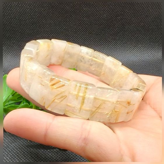 สร้อยข้อมือหินไหมทองธรรมชาติแท้ ลายเส้นประกายทองวาวสวยเป็นเอกลักษณ์ ช่วยเรียกทรัพย์สิน เสริมโชคลาภ ความมั่งคั่งร่ำรวยปัดเป่าสิ่งไม่ดีสวยหรู รูปที่ 6