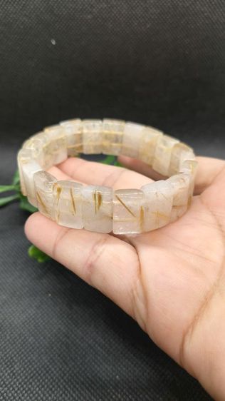 สร้อยข้อมือหินไหมทองธรรมชาติแท้ ลายเส้นประกายทองวาวสวยเป็นเอกลักษณ์ ช่วยเรียกทรัพย์สิน เสริมโชคลาภ ความมั่งคั่งร่ำรวยปัดเป่าสิ่งไม่ดีสวยหรู รูปที่ 2