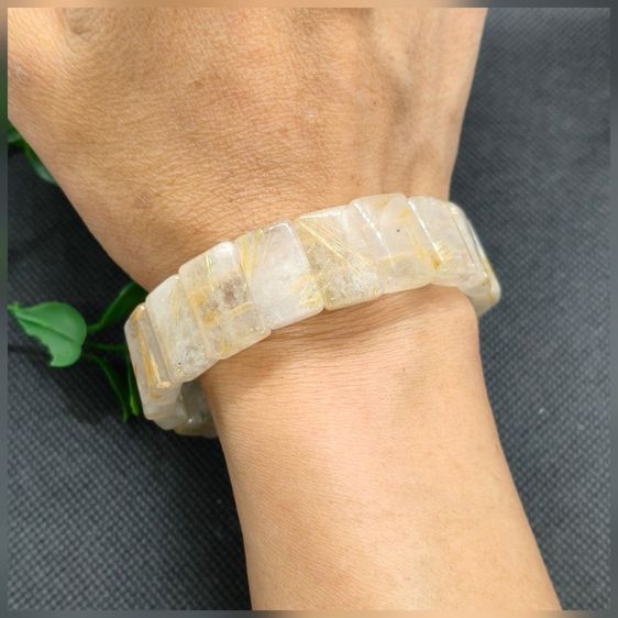 สร้อยข้อมือหินไหมทองธรรมชาติแท้ ลายเส้นประกายทองวาวสวยเป็นเอกลักษณ์ ช่วยเรียกทรัพย์สิน เสริมโชคลาภ ความมั่งคั่งร่ำรวยปัดเป่าสิ่งไม่ดีสวยหรู รูปที่ 4