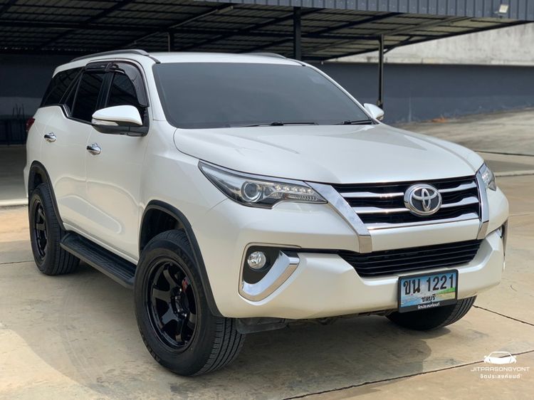 รถ Toyota Fortuner 2.4 V สี ขาว