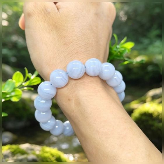 สร้อยข้อมือหินบลูเลซอาเกต12มิลแท้ Blue Lace Agate สีฟ้า เกรดพรีเมียม ลายลูกไม้ธรรมชาติ หินมงคล เสริมพูดเจรจา คลายเครียด