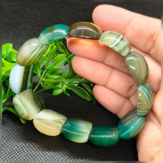 กำไลหินอาเกตเขียวแท้ ทรงท้องปลิงขัดเงา สร้อยข้อมือหินนำโชค Agate ลายชั้นธรรมชาติ เสริมทรัพย์ ปรับสมดุล บำบัดจิตใจ รูปที่ 4