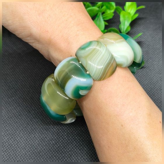 กำไลหินอาเกตเขียวแท้ ทรงท้องปลิงขัดเงา สร้อยข้อมือหินนำโชค Agate ลายชั้นธรรมชาติ เสริมทรัพย์ ปรับสมดุล บำบัดจิตใจ รูปที่ 3