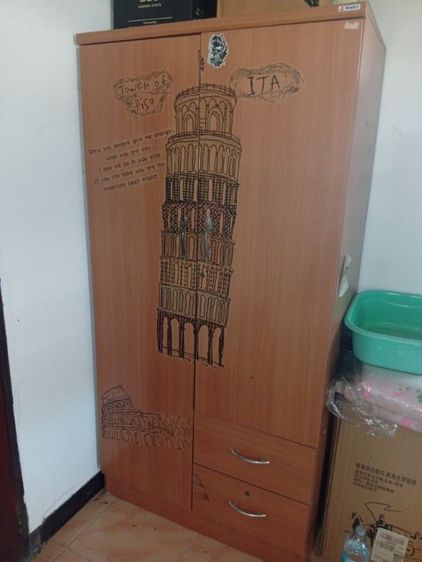 ตู้เสื้อผ้ามือสอง