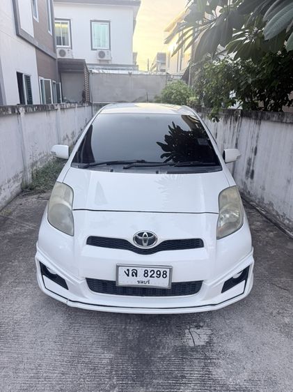 รถ Toyota Yaris 1.5 E สี ขาว