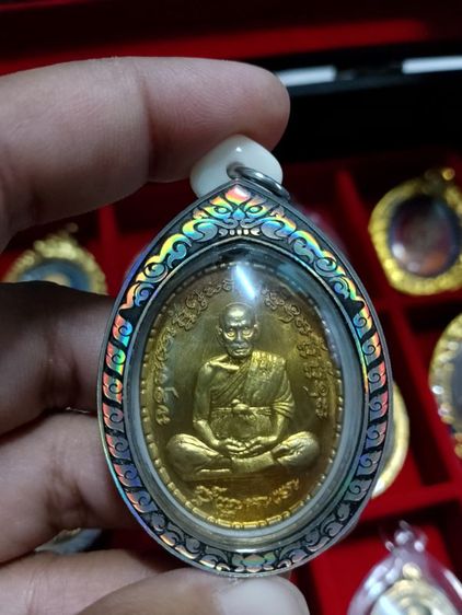 พระเหรียญเลี่ยมกรอบเลเซอร์