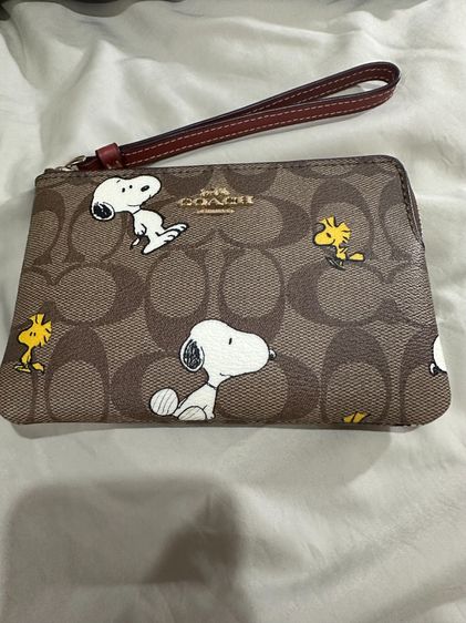 กระเป๋าคล้องมือ Coach x Peanut Corner with Snoopy Woodstock Print รูปที่ 2