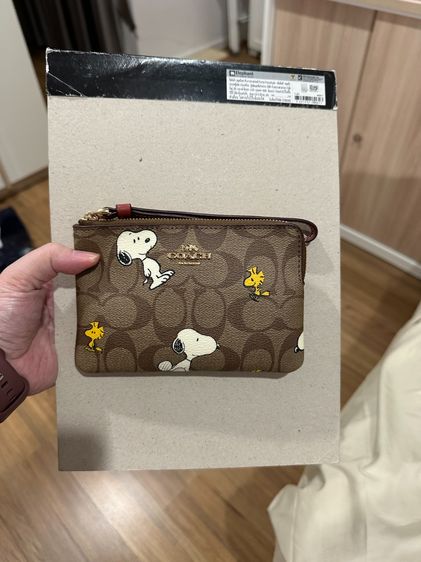 กระเป๋าคล้องมือ Coach x Peanut Corner with Snoopy Woodstock Print รูปที่ 4