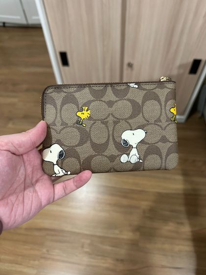 กระเป๋าคล้องมือ Coach x Peanut Corner with Snoopy Woodstock Print รูปที่ 3