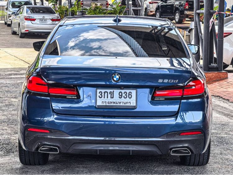 BMW Series 5 2022 520d Sedan ดีเซล ไม่ติดแก๊ส เกียร์อัตโนมัติ น้ำเงิน รูปที่ 4
