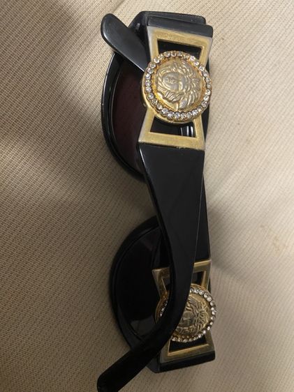 ขายแว่น Versace Vintage 90s rare เพชรรอบlogo หายากมาก 5000 ตัวไม่มีเพชร 3000 ขาวางไม่เท่ากัน ใช้งานได้ปกติ มีร่องรอยตามการใช้งาน งดต่อ ซื้อมาแพง รูปที่ 7