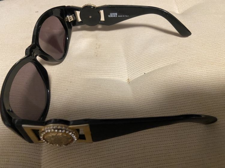 ขายแว่น Versace Vintage 90s rare เพชรรอบlogo หายากมาก 5000 ตัวไม่มีเพชร 3000 ขาวางไม่เท่ากัน ใช้งานได้ปกติ มีร่องรอยตามการใช้งาน งดต่อ ซื้อมาแพง รูปที่ 4