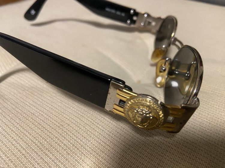 ขายแว่น Versace Vintage 90s rare เพชรรอบlogo หายากมาก 5000 ตัวไม่มีเพชร 3000 ขาวางไม่เท่ากัน ใช้งานได้ปกติ มีร่องรอยตามการใช้งาน งดต่อ ซื้อมาแพง รูปที่ 12