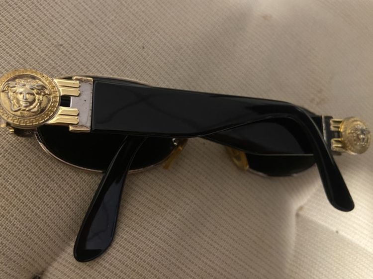 ขายแว่น Versace Vintage 90s rare เพชรรอบlogo หายากมาก 5000 ตัวไม่มีเพชร 3000 ขาวางไม่เท่ากัน ใช้งานได้ปกติ มีร่องรอยตามการใช้งาน งดต่อ ซื้อมาแพง รูปที่ 15