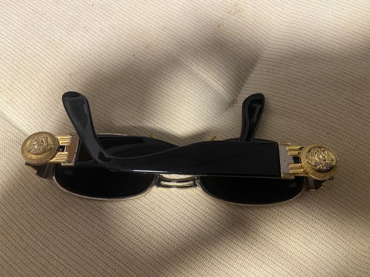 ขายแว่น Versace Vintage 90s rare เพชรรอบlogo หายากมาก 5000 ตัวไม่มีเพชร 3000 ขาวางไม่เท่ากัน ใช้งานได้ปกติ มีร่องรอยตามการใช้งาน งดต่อ ซื้อมาแพง รูปที่ 10