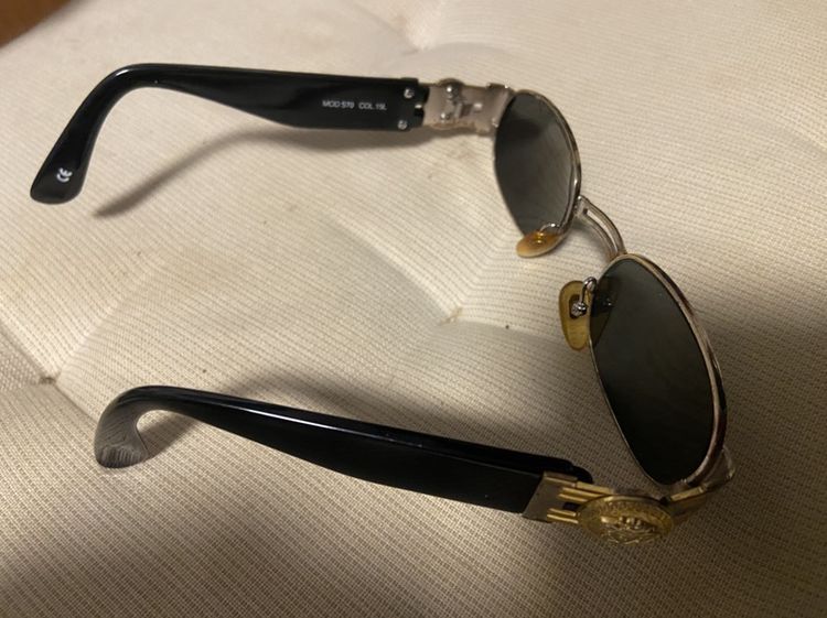 ขายแว่น Versace Vintage 90s rare เพชรรอบlogo หายากมาก 5000 ตัวไม่มีเพชร 3000 ขาวางไม่เท่ากัน ใช้งานได้ปกติ มีร่องรอยตามการใช้งาน งดต่อ ซื้อมาแพง รูปที่ 14
