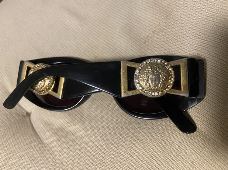 ขายแว่น Versace Vintage 90s rare เพชรรอบlogo หายากมาก 5000 ตัวไม่มีเพชร 3000 ขาวางไม่เท่ากัน ใช้งานได้ปกติ มีร่องรอยตามการใช้งาน งดต่อ ซื้อมาแพง รูปที่ 2