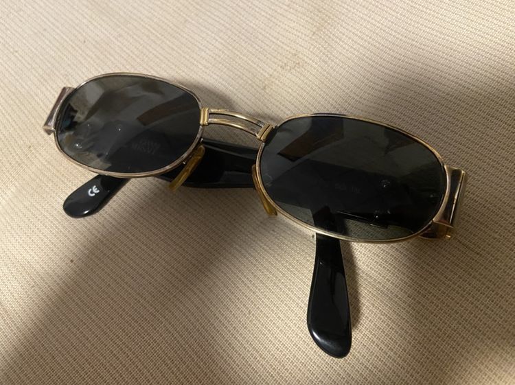 ขายแว่น Versace Vintage 90s rare เพชรรอบlogo หายากมาก 5000 ตัวไม่มีเพชร 3000 ขาวางไม่เท่ากัน ใช้งานได้ปกติ มีร่องรอยตามการใช้งาน งดต่อ ซื้อมาแพง รูปที่ 9