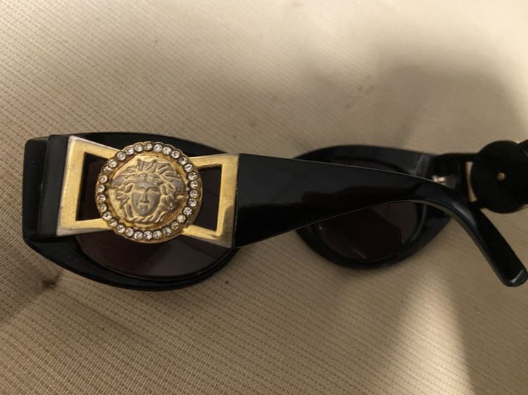 ขายแว่น Versace Vintage 90s rare เพชรรอบlogo หายากมาก 5000 ตัวไม่มีเพชร 3000 ขาวางไม่เท่ากัน ใช้งานได้ปกติ มีร่องรอยตามการใช้งาน งดต่อ ซื้อมาแพง รูปที่ 3