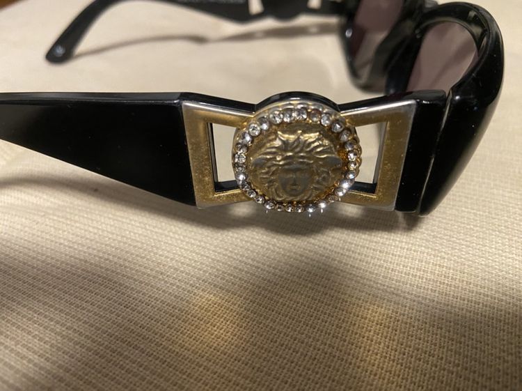 ขายแว่น Versace Vintage 90s rare เพชรรอบlogo หายากมาก 5000 ตัวไม่มีเพชร 3000 ขาวางไม่เท่ากัน ใช้งานได้ปกติ มีร่องรอยตามการใช้งาน งดต่อ ซื้อมาแพง รูปที่ 5