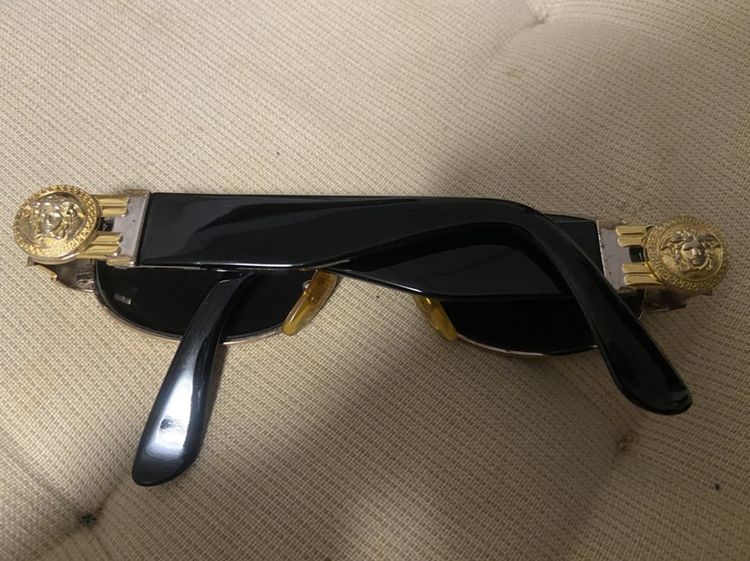 ขายแว่น Versace Vintage 90s rare เพชรรอบlogo หายากมาก 5000 ตัวไม่มีเพชร 3000 ขาวางไม่เท่ากัน ใช้งานได้ปกติ มีร่องรอยตามการใช้งาน งดต่อ ซื้อมาแพง รูปที่ 16