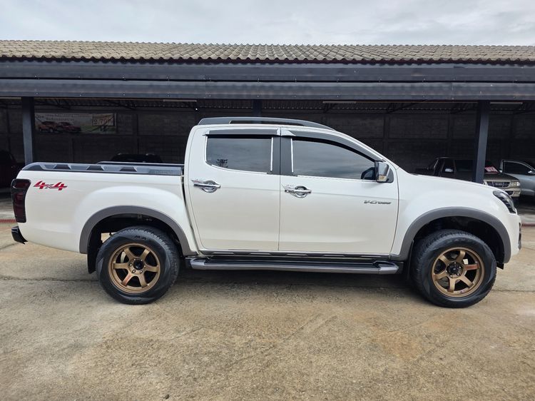 Isuzu D-MAX 2017 3.0 V-Cross Max Z Prestige 4WD Pickup ดีเซล ไม่ติดแก๊ส เกียร์ธรรมดา ขาว รูปที่ 4