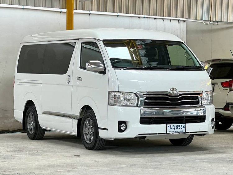 รถ Toyota Ventury 2.7 G สี ขาว