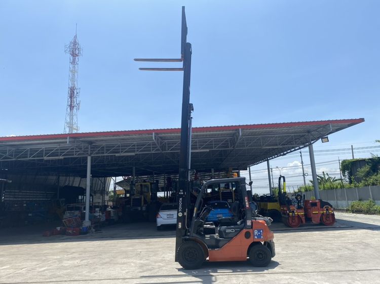 รถฟอร์คลิฟท์ TOYOTA รุ่น 02-8FG20 ยก 2ตัน  ยกสูง 5.5เมตร เครื่องยนต์เบนซิน ใช้แก๊ส LPG