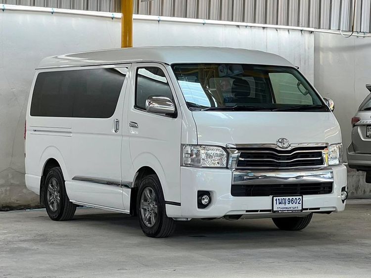 รถ Toyota Ventury 2.7 G สี ขาว