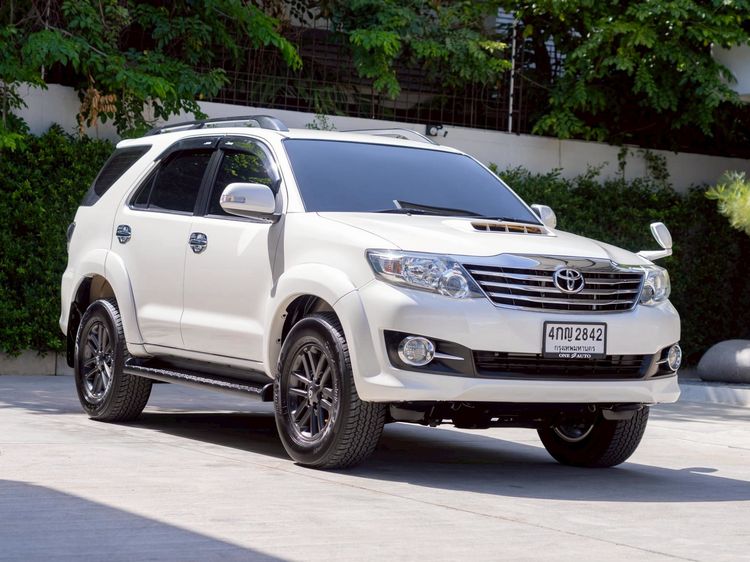 รถ Toyota Fortuner 3.0 V สี ขาว