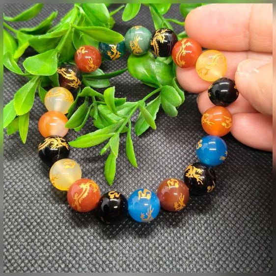อัญมณี สร้อยข้อมือหินมงคลสลักลายมังกรทอง 5 สี กำไลหินอาเกตหลากสีนำโชค 10มิลเสริมดวง เรียกทรัพย์