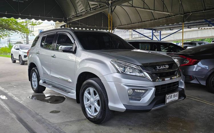 รถ Isuzu MU-X 3.0 สี เทา