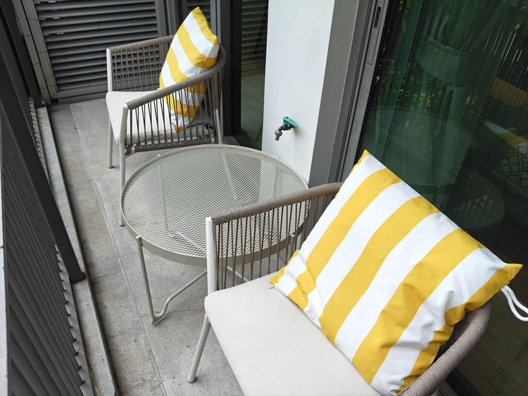 Ikea Outdoor Patio เซ็ตโตะและเก้าอี้สำหรับระเบียง