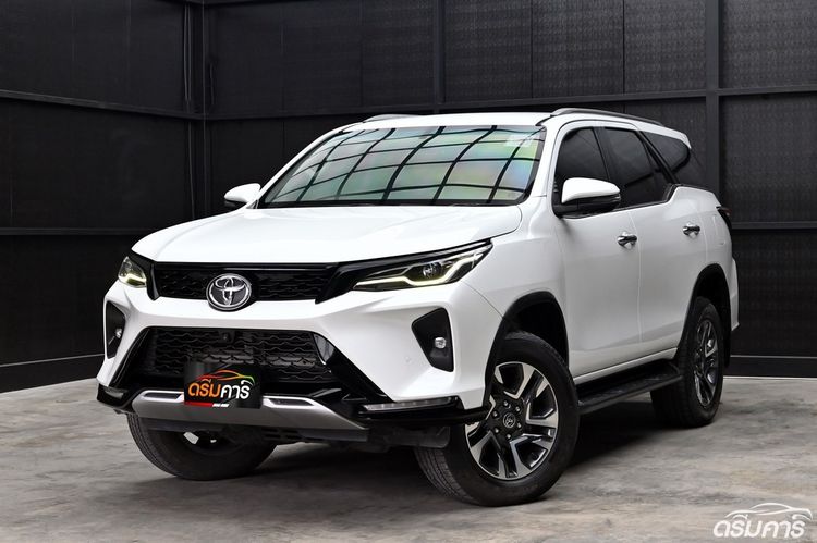 รถ Toyota Fortuner 2.4 Leader V สี ขาว