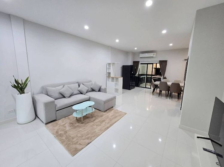 ตกแต่งครบ 🏡 Luxury Modern Townhouse for Rent with Swimming Pool, Garden & Gym ,THB 46,000  Sukhumvit 103 , BTS Udom Suk ให้เช่าทาวน์เฮ้าส์หรูมีสระ,สวน,ฟิตเนส รูปที่ 4