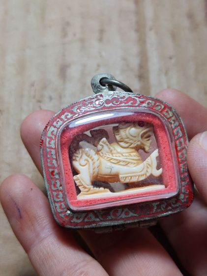 เครื่องรางสิงห์ทรงเครื่องหลวงพ่อหอมวัดชากหมากระยองพร้อมตลับ รูปที่ 2