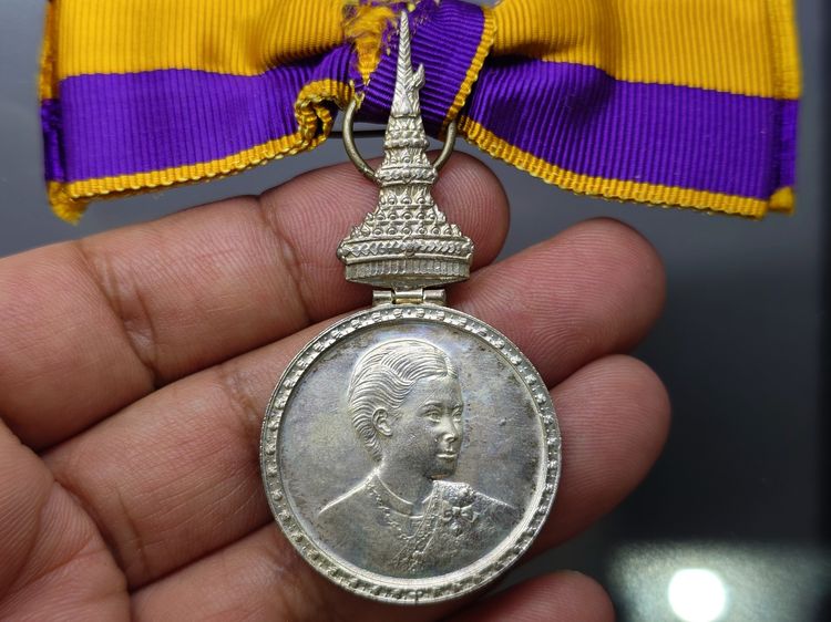 เหรียญที่ระลึกประดับแพร พระราชพิธีสถาปนาสมเด็จพระเทพรัตนราชสุดาฯ สยามบรมราชกุมารี พ.ศ.2520 "แบบหญิง รูปที่ 3
