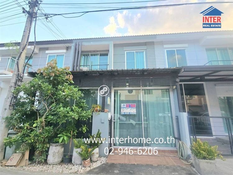 มีบางส่วน ทาวน์เฮ้าส์ 2 ชั้น 21 ตร.ว. หมู่บ้านวิสต้าอเวนิว วัชรพล ถนนวัชรพล ถนนสุขาภิบาล5 ถนนเทพรักษ์ ถนนหลโยธิน เขตสายไหม กรุงเทพมหานคร
