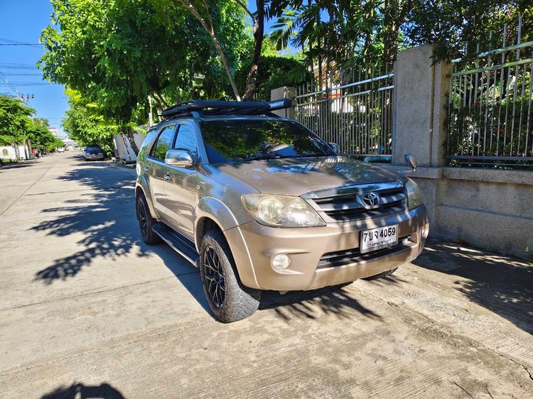 รถ Toyota Fortuner 2.7 V 4WD สี บรอนซ์ทอง
